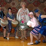 Read more about the article Trude träumt von Afrika – Eleganz ab 40 – Comedy and Percussion